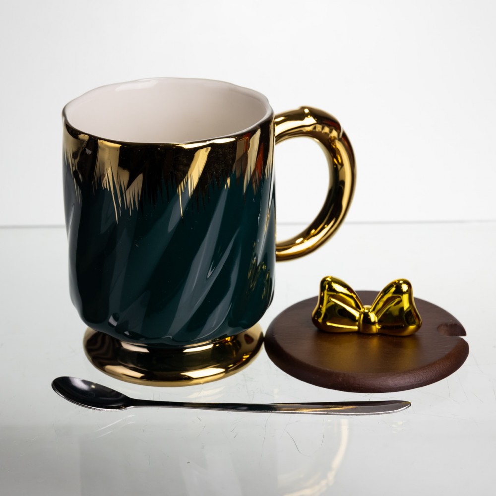 Новогодняя фарфоровая чашка "Золотой Вихрь" 450 мл с крышкой и ложкой Yiwu FM-23A