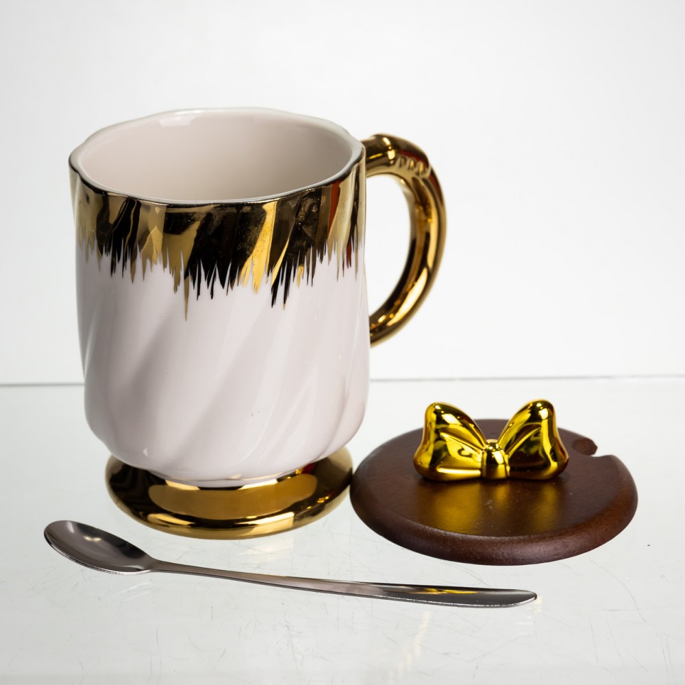 Новогодняя фарфоровая чашка "Золотой Вихрь" 450 мл с крышкой и ложкой Yiwu FM-23D