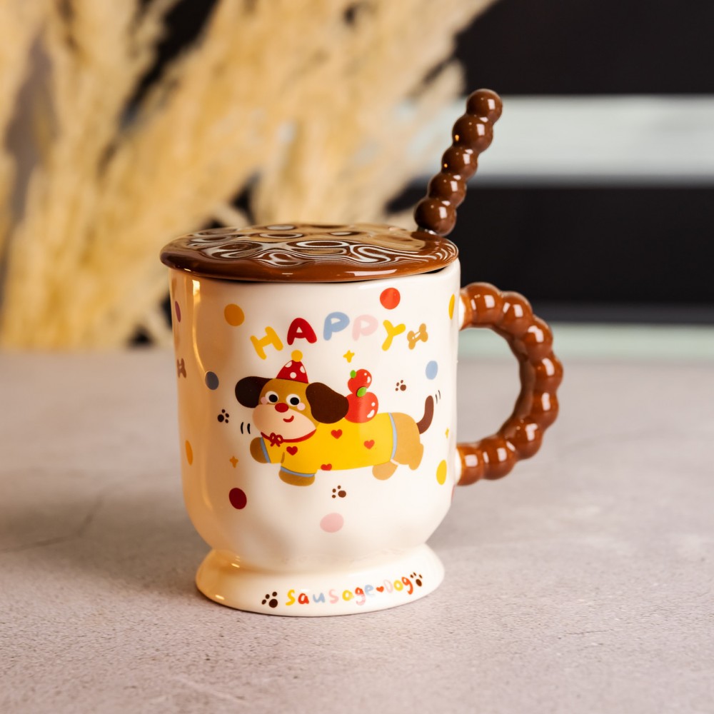 Новогодняя фарфоровая чашка "Веселая Такса" с крышкой и ложкой 400 мл, Праздничная кружка чашка для детей на подарок FM-17A