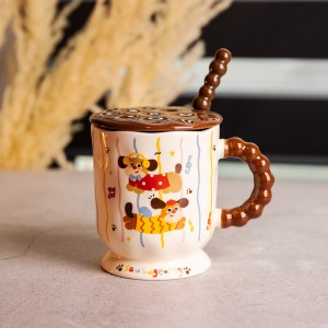 Новогодняя фарфоровая чашка "Веселая Такса" с крышкой и ложкой 400 мл, Праздничная кружка чашка для детей на подарок FM-17C