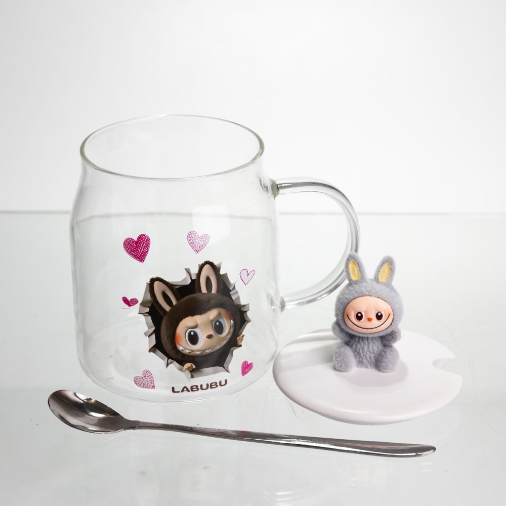 Новогодняя большая стеклянная чашка "Лабуба" с крышкой и ложкой 600 мл, Праздничная кружка чашка для детей на подарок Серый FM-56A