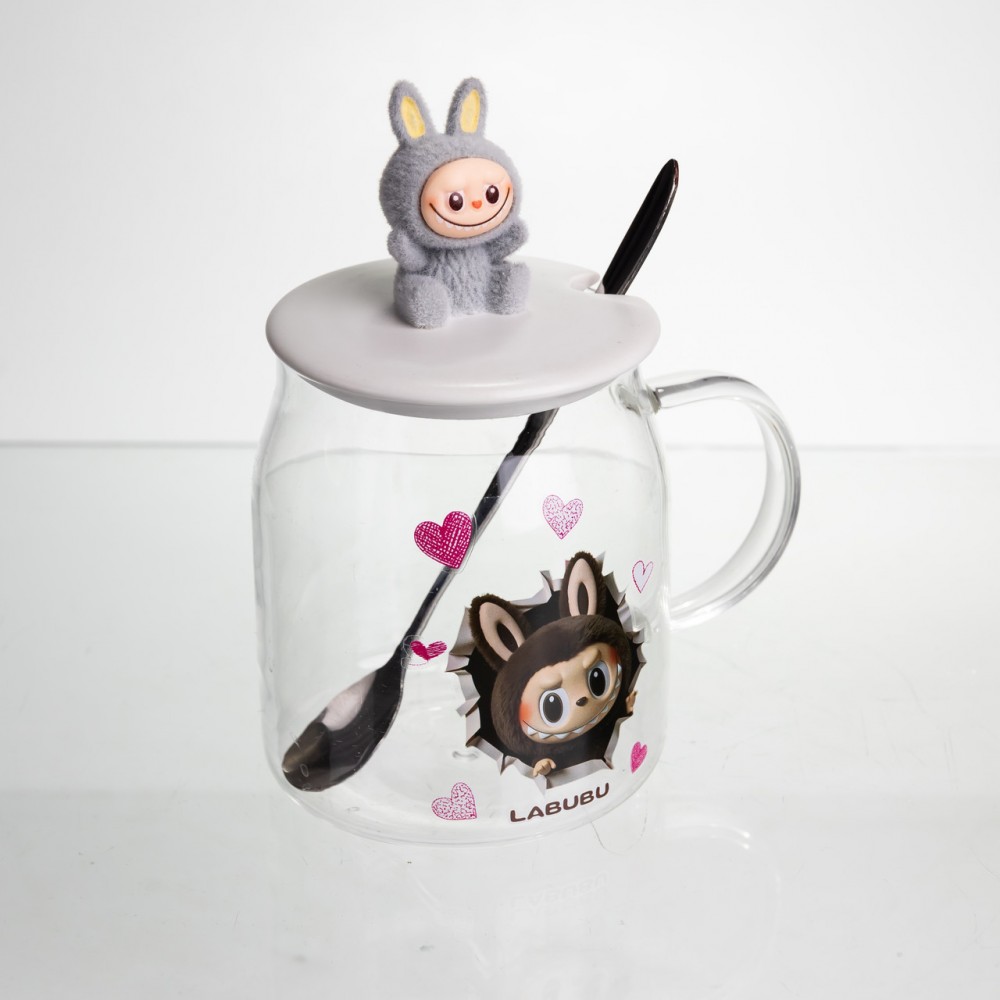 Новогодняя большая стеклянная чашка "Лабуба" с крышкой и ложкой 600 мл, Праздничная кружка чашка для детей на подарок Серый FM-56A