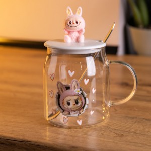 Новогодняя большая стеклянная чашка "Лабуба" с крышкой и ложкой 600 мл, Праздничная кружка чашка для детей на подарок Розовый FM-56B