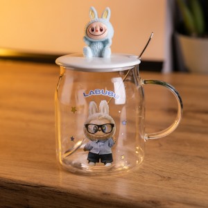 Новогодняя большая стеклянная чашка "Лабуба" с крышкой и ложкой 600 мл, Праздничная кружка чашка для детей на подарок Голубой FM-56D