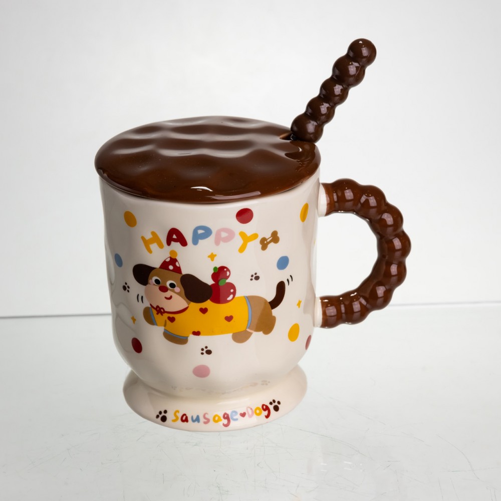 Новогодняя фарфоровая чашка "Веселая Такса" с крышкой и ложкой 400 мл, Праздничная кружка чашка для детей на подарок FM-17A