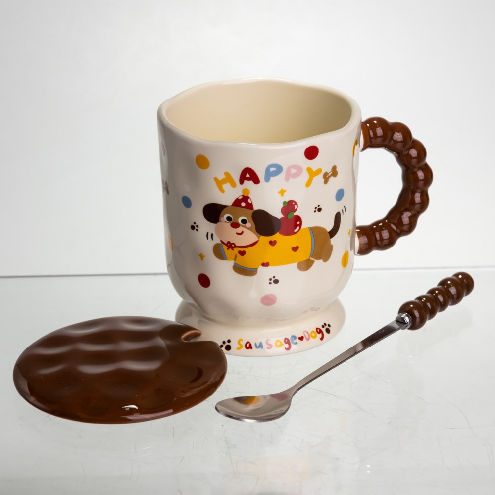 Новогодняя фарфоровая чашка "Веселая Такса" с крышкой и ложкой 400 мл, Праздничная кружка чашка для детей на подарок FM-17A