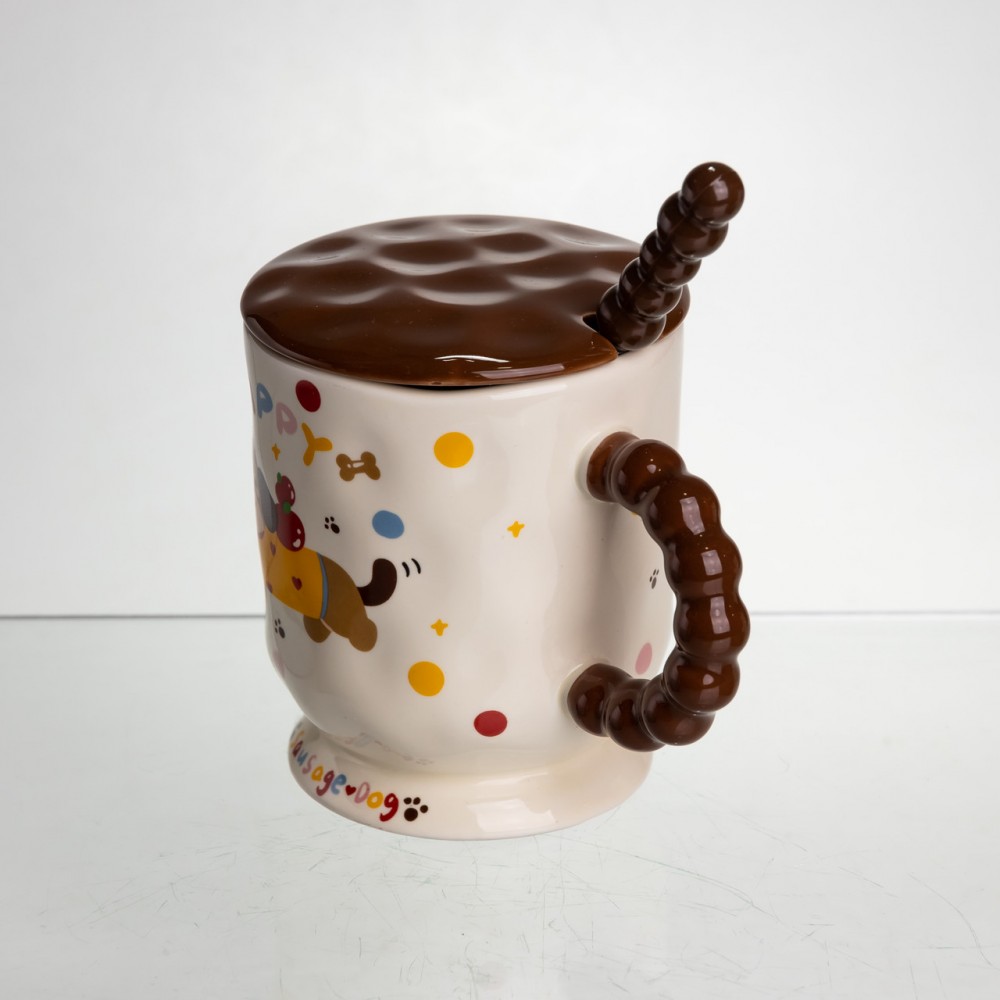 Новогодняя фарфоровая чашка "Веселая Такса" с крышкой и ложкой 400 мл, Праздничная кружка чашка для детей на подарок FM-17A