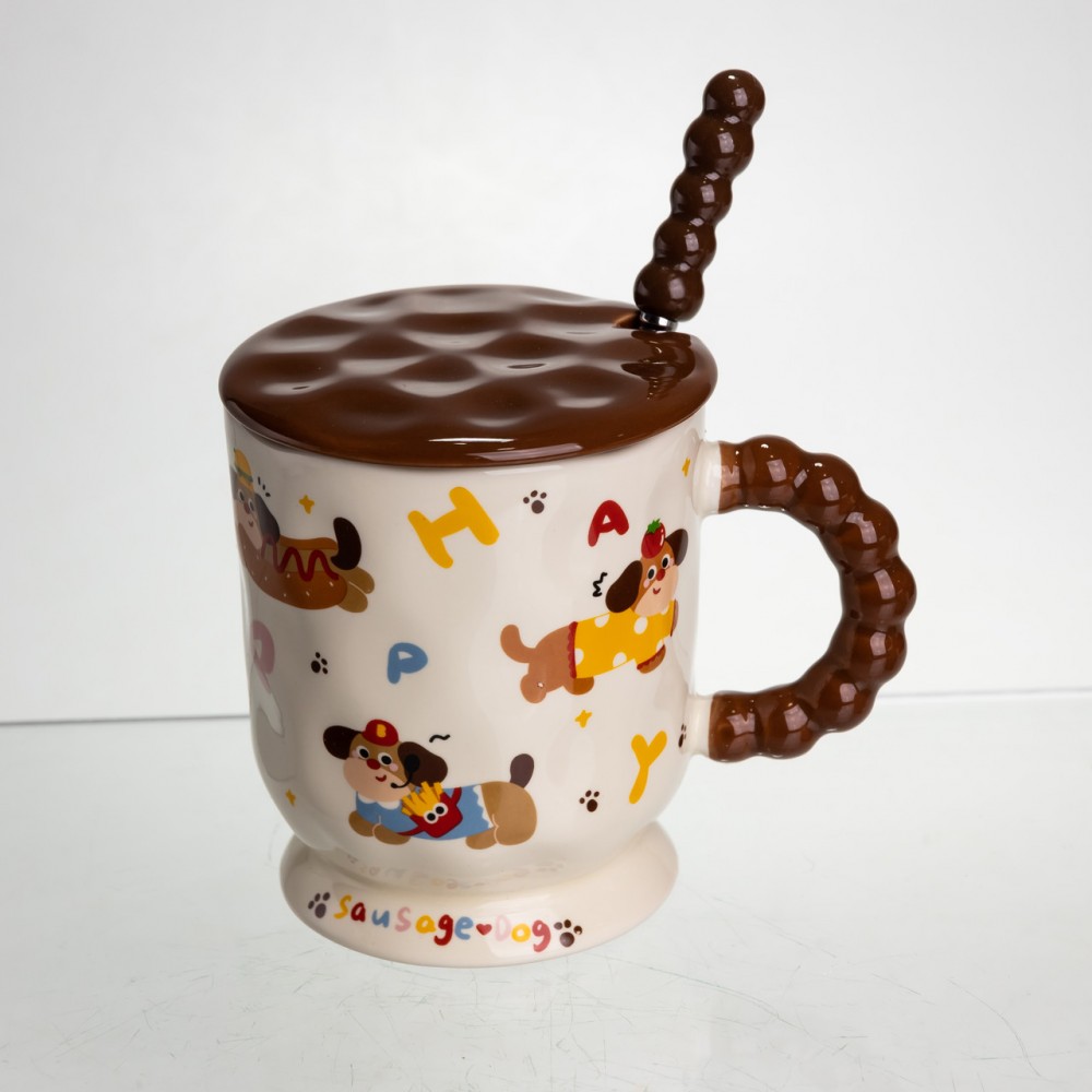 Новогодняя фарфоровая чашка "Веселая Такса" с крышкой и ложкой 400 мл, Праздничная кружка чашка для детей на подарок FM-17B
