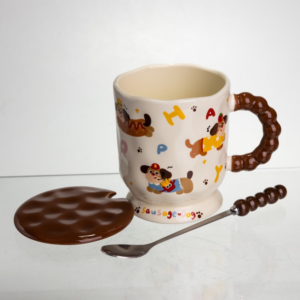 Новогодняя фарфоровая чашка "Веселая Такса" с крышкой и ложкой 400 мл, Праздничная кружка чашка для детей на подарок FM-17B