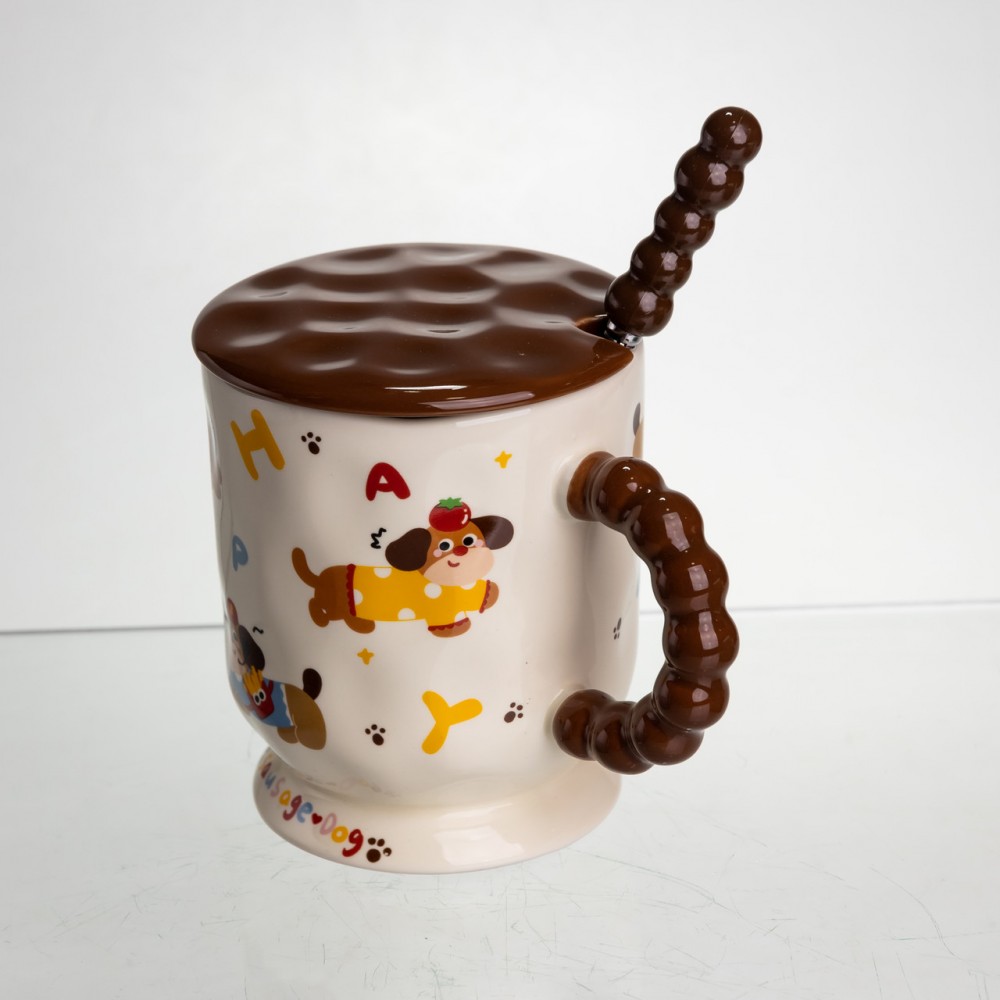 Новогодняя фарфоровая чашка "Веселая Такса" с крышкой и ложкой 400 мл, Праздничная кружка чашка для детей на подарок FM-17B