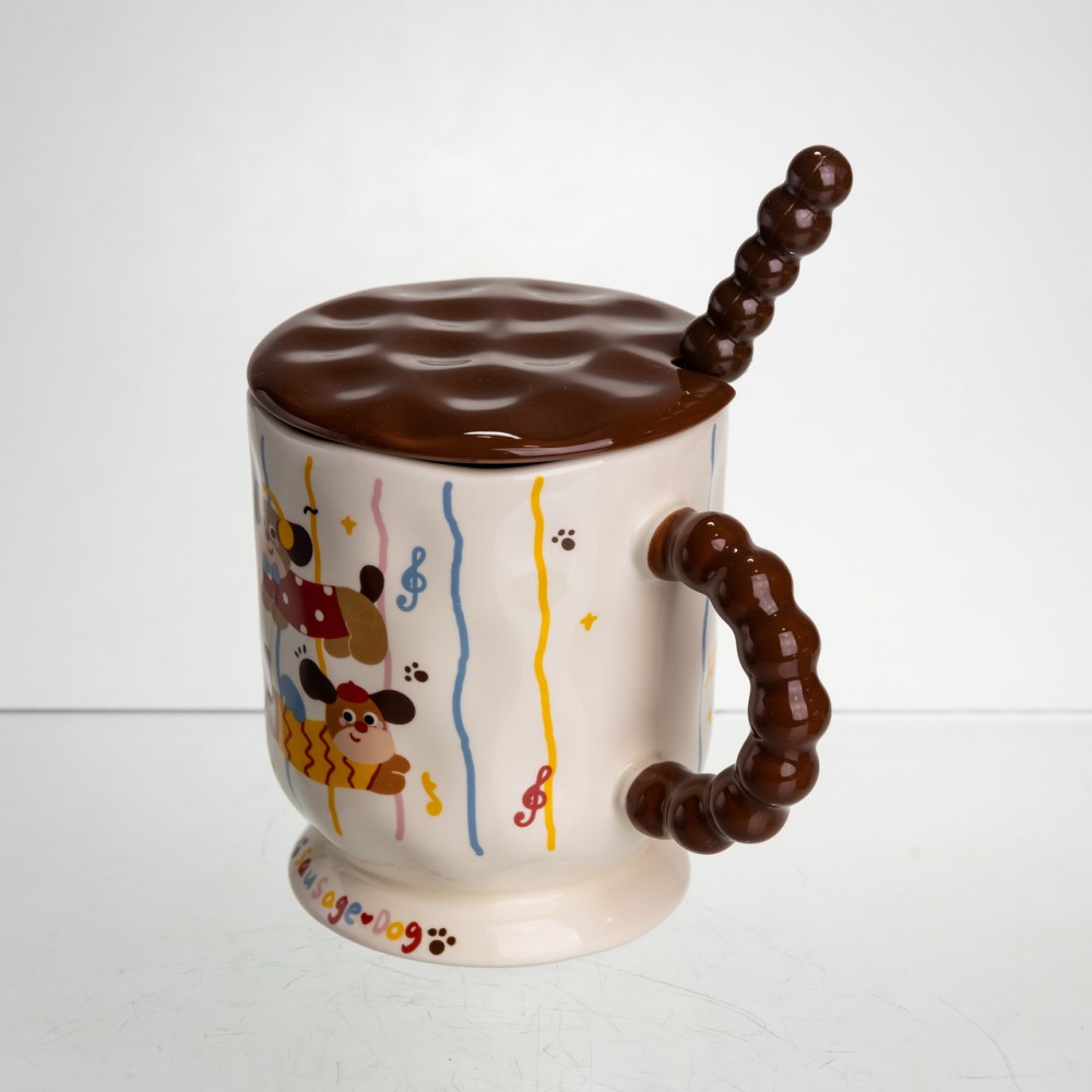 Новогодняя фарфоровая чашка "Веселая Такса" с крышкой и ложкой 400 мл, Праздничная кружка чашка для детей на подарок FM-17C