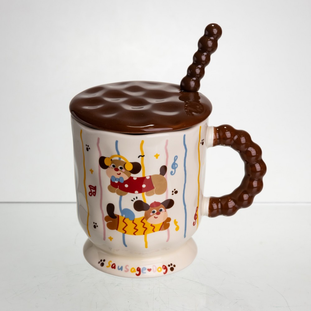 Новогодняя фарфоровая чашка "Веселая Такса" с крышкой и ложкой 400 мл, Праздничная кружка чашка для детей на подарок FM-17C