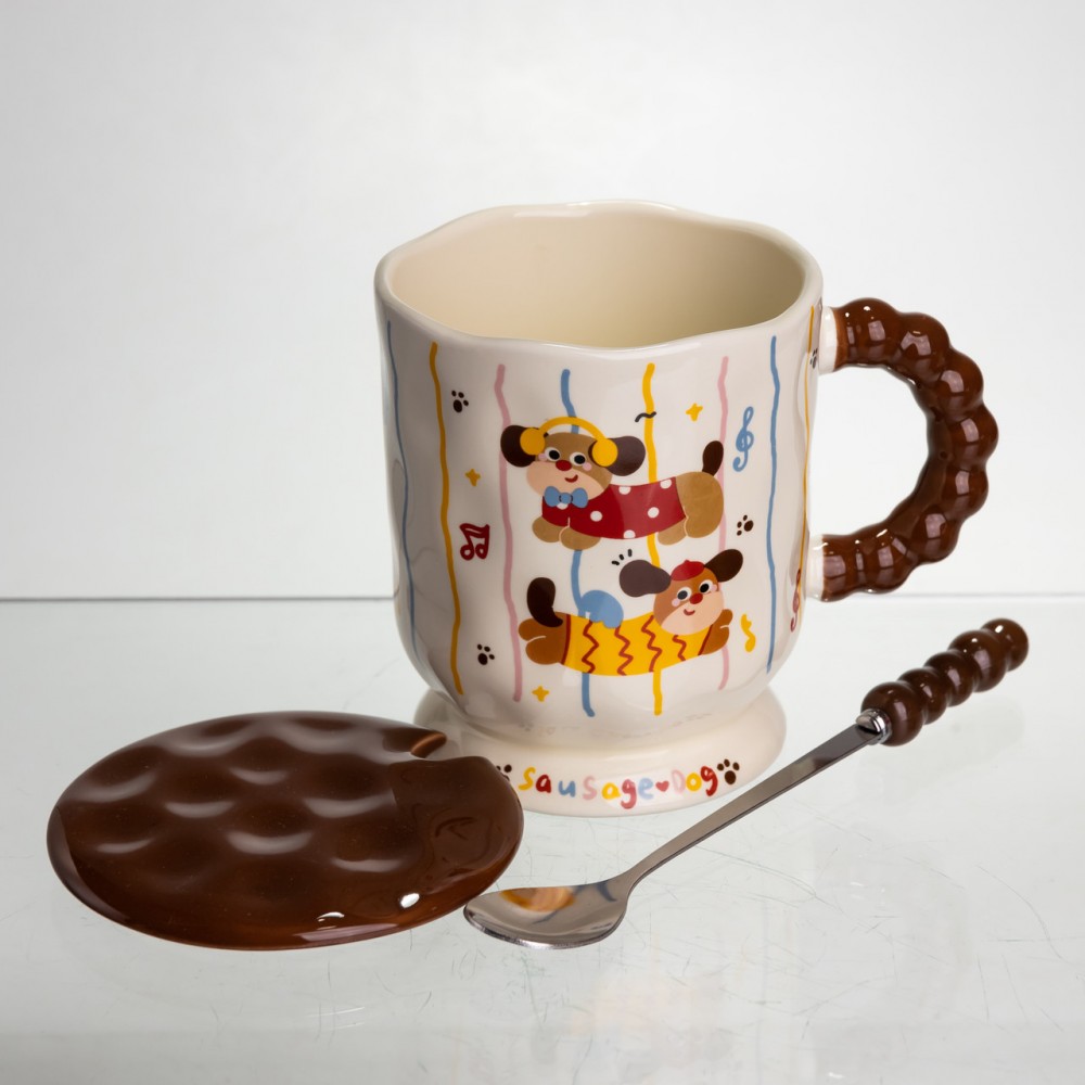 Новогодняя фарфоровая чашка "Веселая Такса" с крышкой и ложкой 400 мл, Праздничная кружка чашка для детей на подарок FM-17C