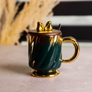 Новогодняя фарфоровая чашка "Золотой Вихрь" 450 мл с крышкой и ложкой Yiwu FM-23A