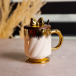 Новогодняя фарфоровая чашка "Золотой Вихрь" 450 мл с крышкой и ложкой Yiwu FM-23D