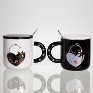 Набор парных фарфоровых чашек с сердцем 2 (шт) по 400 (мл) чашки на подарок с крышкой и ложкой Черный с белым FM-33